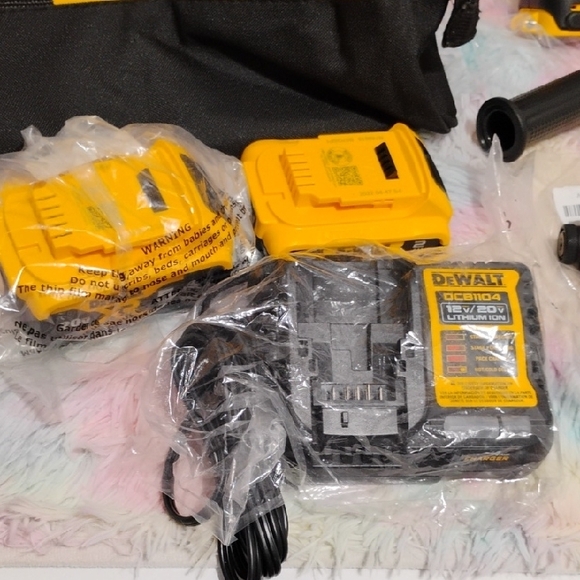 SALE! NWOT DeWalt 20V Max Hammer Drill Driver Multiple Speed 2Batteries Charger - Picture 10 of 12